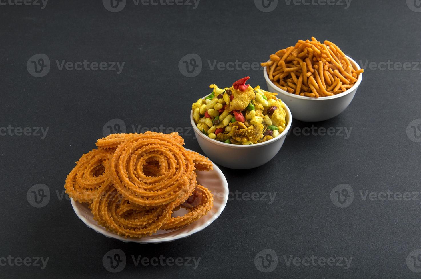 snack indio chakli, chakali o murukku y harina de gramo besan sev y chivada o chiwada. comida diwali foto