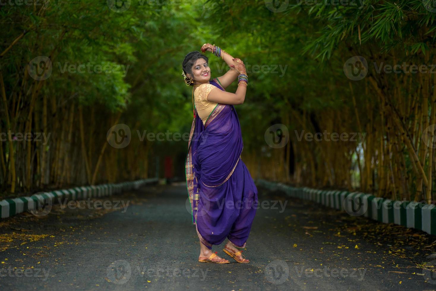 India hermosa joven tradicional en sari posando al aire libre foto