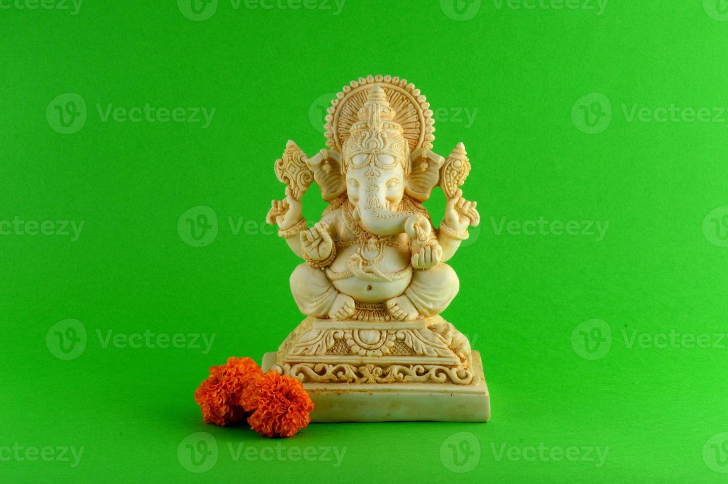 dios hindú ganesha. ídolo de ganesha sobre fondo verde foto