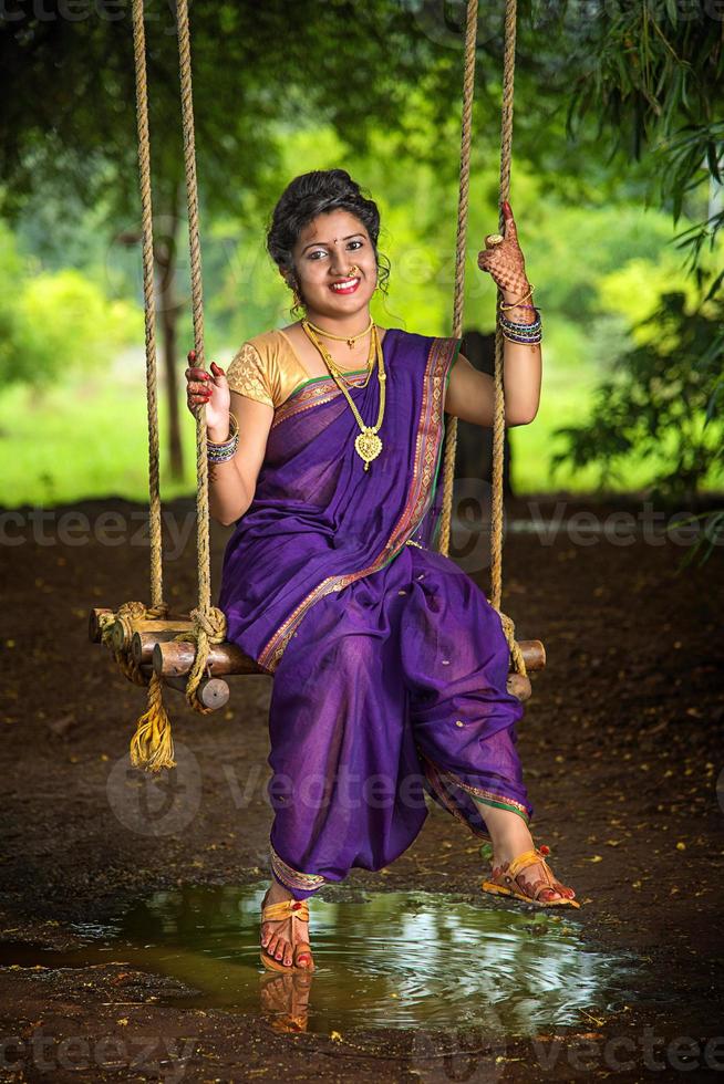 India hermosa joven tradicional en sari posando al aire libre foto