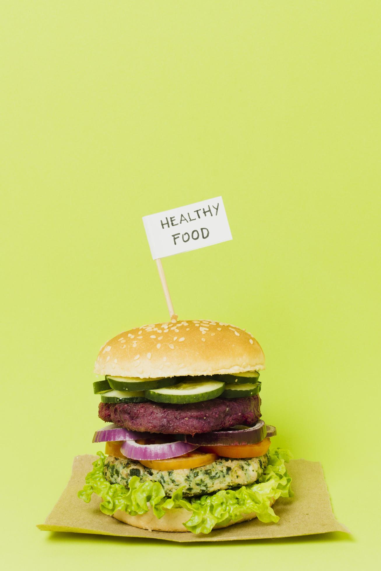 Sabrosa hamburguesa vegana con signo de comida sana foto