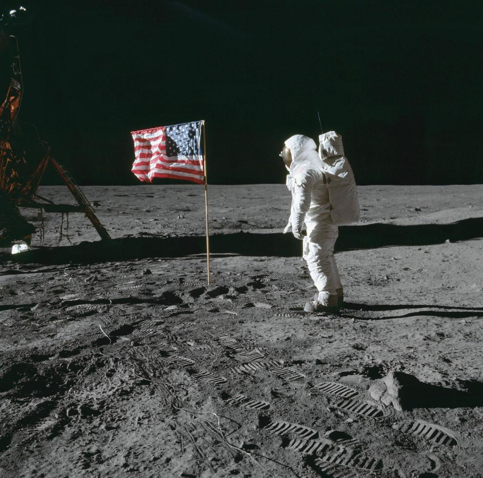 Imagen de la misión apolo 11: el astronauta edwin aldrin posa junto a la bandera estadounidense que se ha colocado en la luna foto