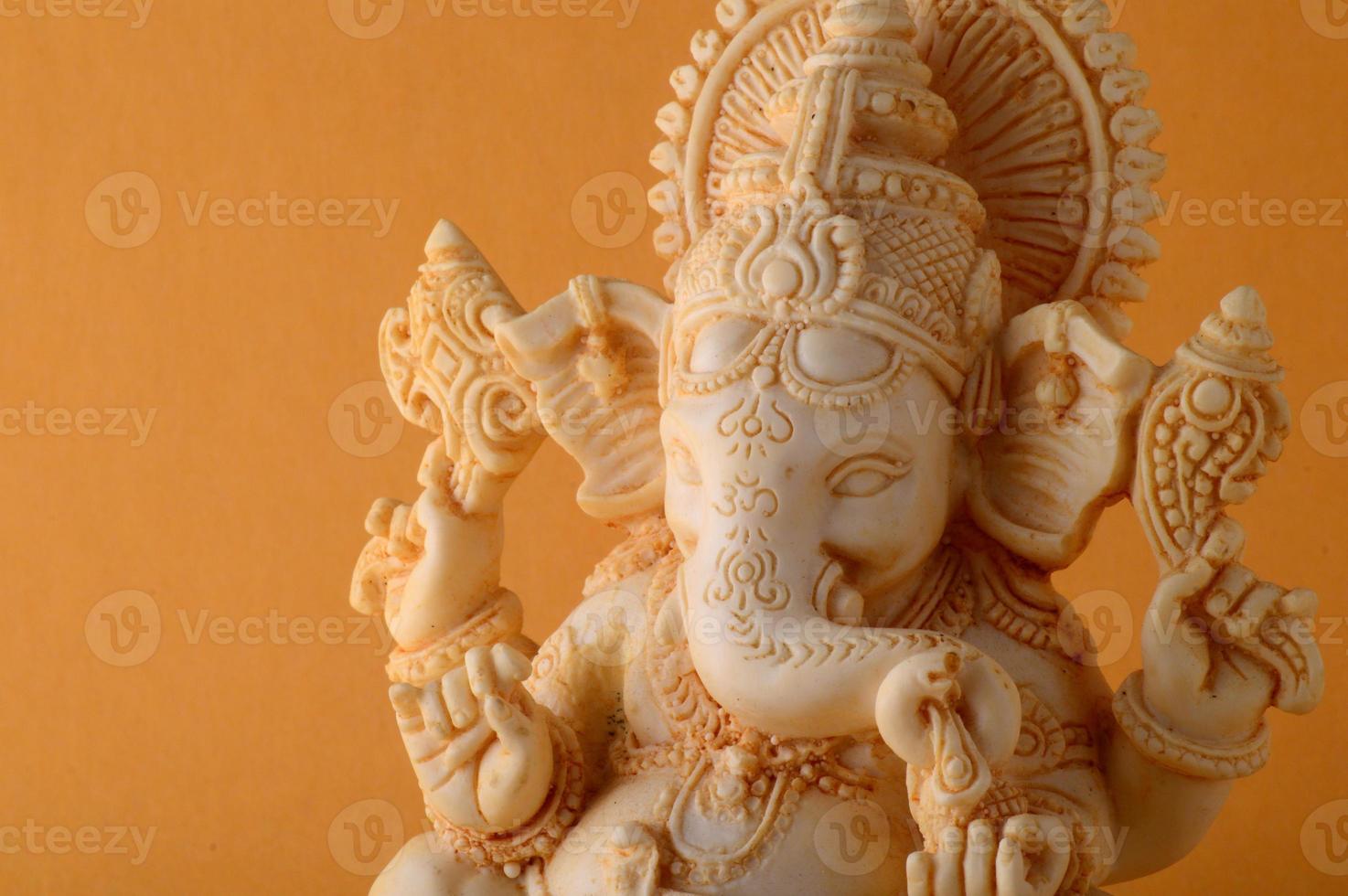 dios hindú ganesha. ídolo de ganesha sobre fondo amarillo foto