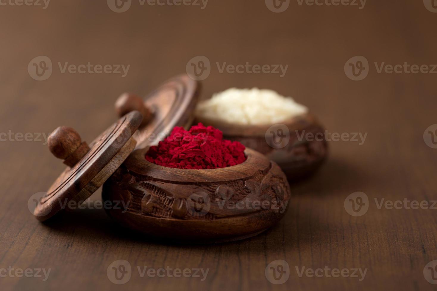 recipiente de grano de arroz y kumkum. Los polvos de colores naturales se utilizan mientras se adora a Dios y en ocasiones auspiciosas. foto