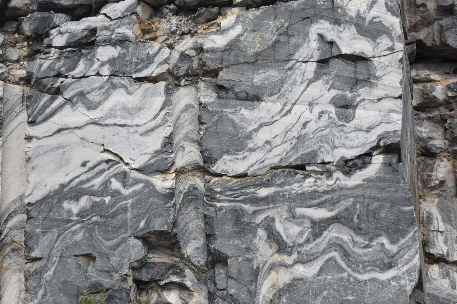 depósitos de mármol natural en el bosque foto