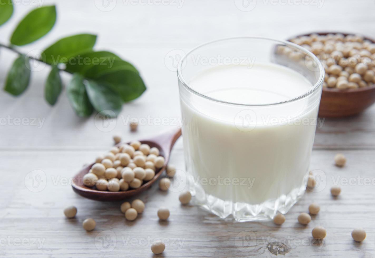 leche de soja y soja en la mesa foto