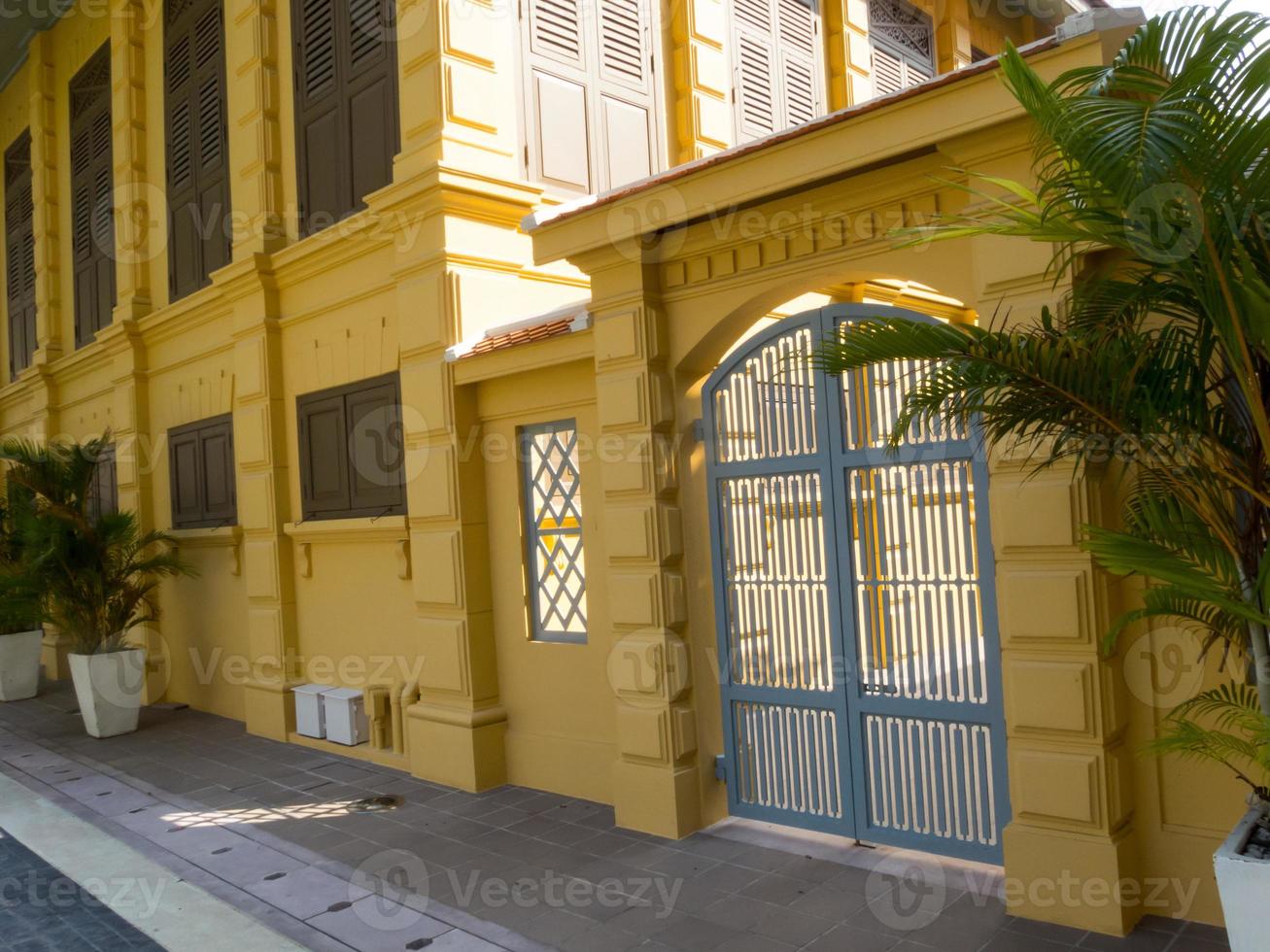 Las paredes con puertas de madera son de época. foto