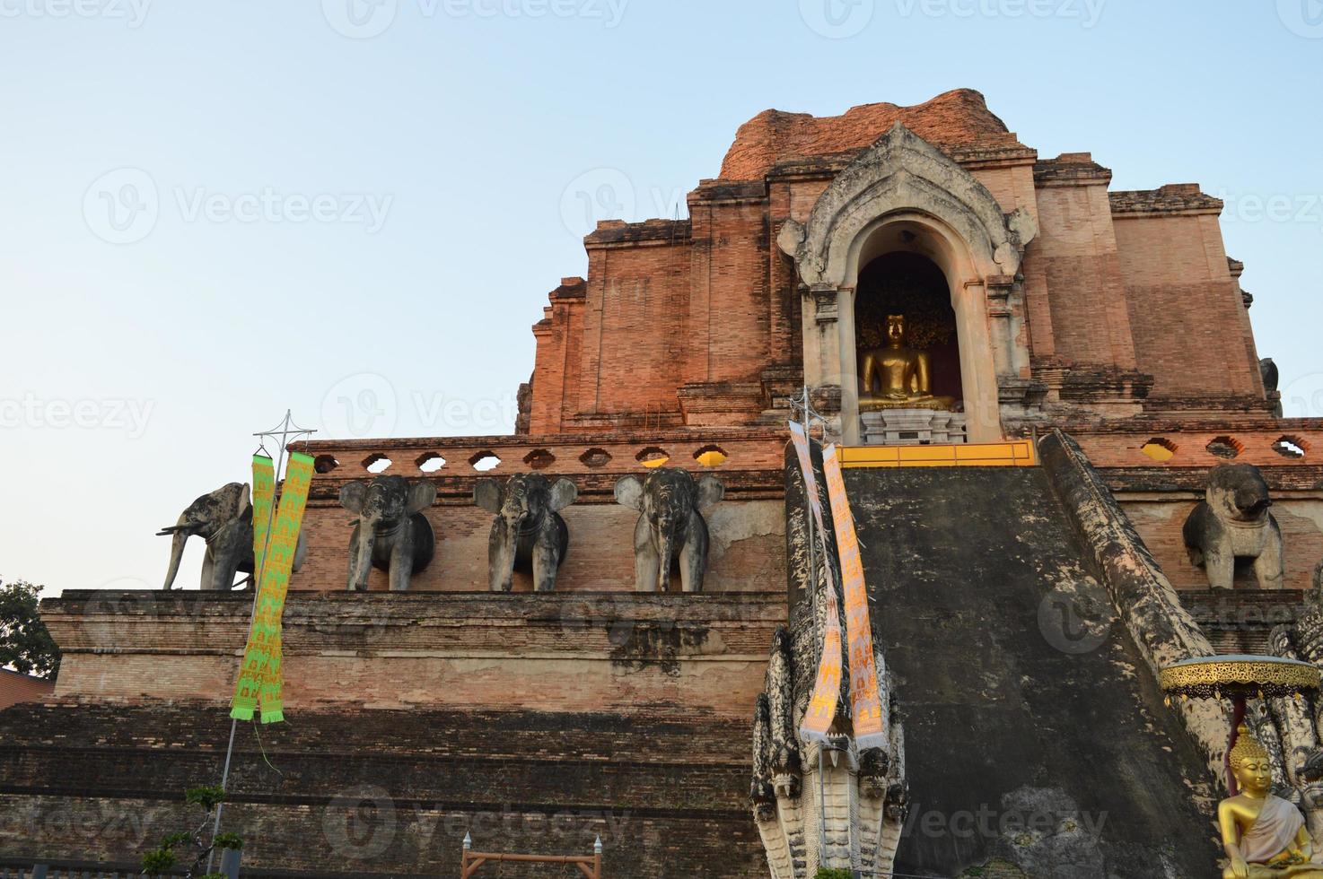 templo de wat chedi luang construido durante el reinado de phaya saen mueang, rey rama vii de la dinastía mangrai, se supone que este templo debería construirse entre be1928 y 1945. foto