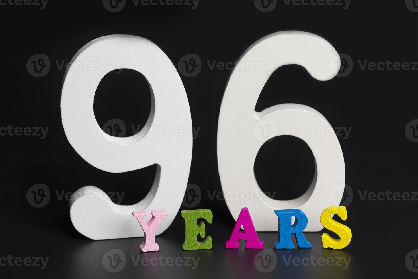 letras y números noventa y seis años sobre un fondo negro. 4994915 Foto