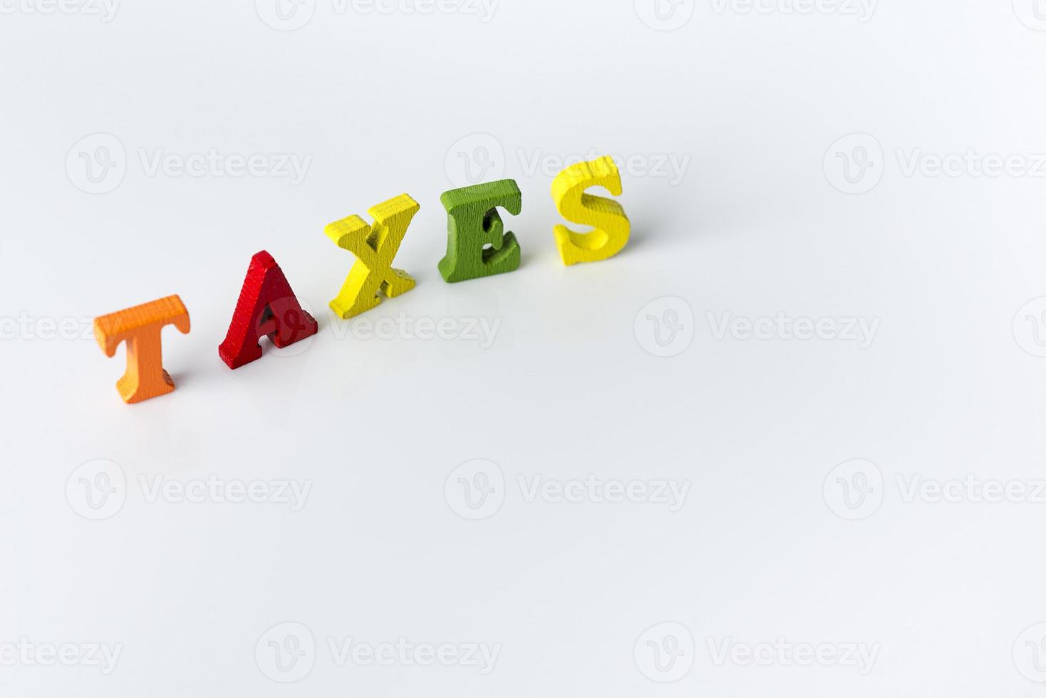 La palabra impuesto sobre fondo blanco. foto