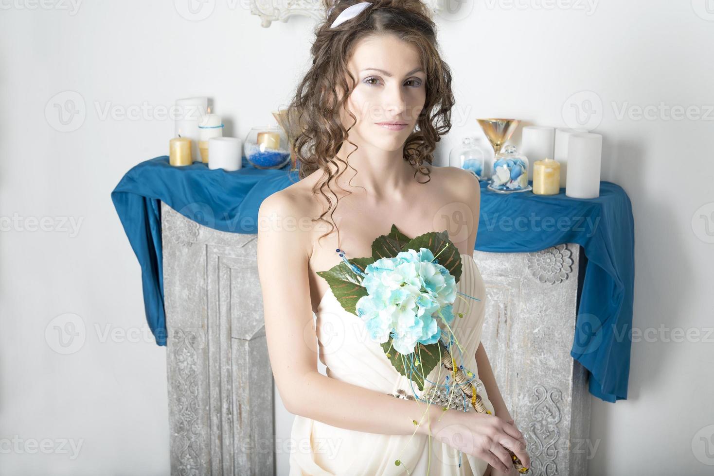 chica de blanco cerca de la chimenea decorativa. foto