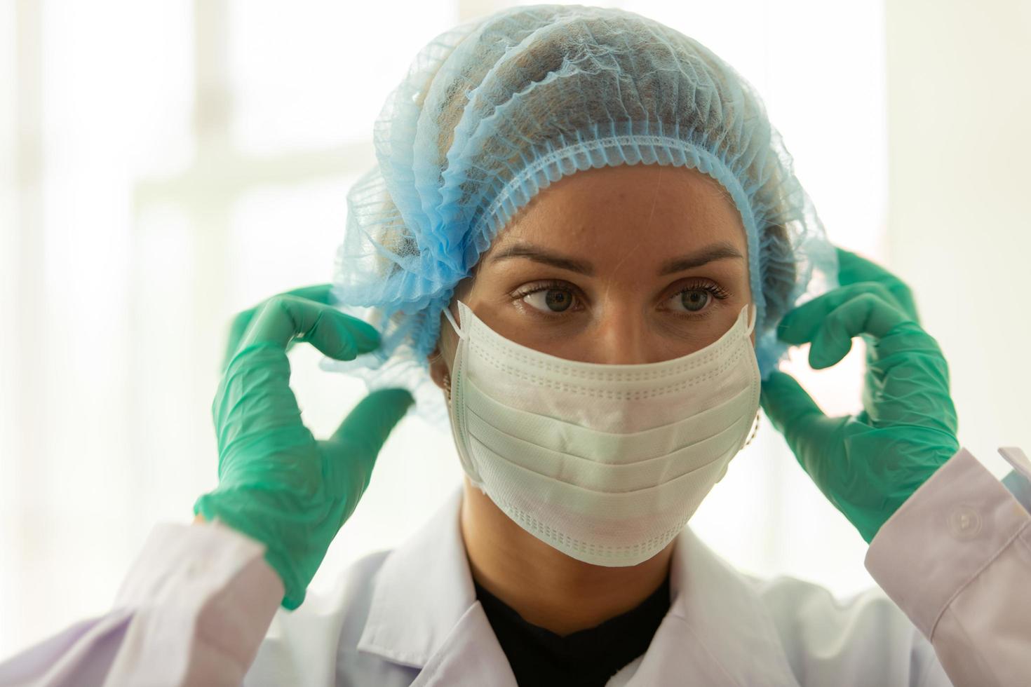 Mujeres científicas en el laboratorio de química en el laboratorio de ciencias. foto