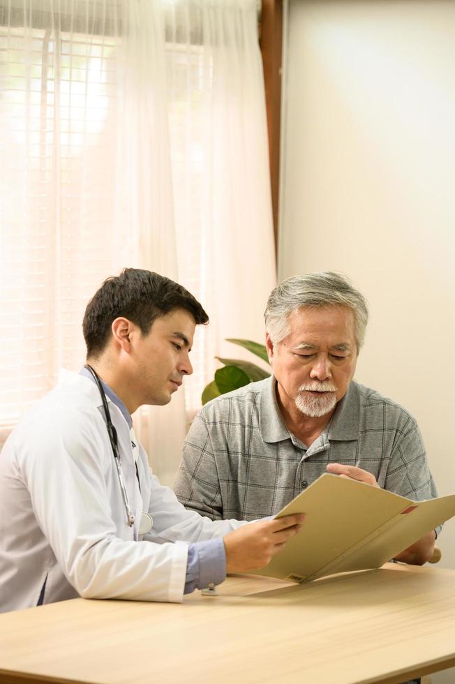 The elderly are listening to the advice of doctors in treating illnesses and health care in old age. photo