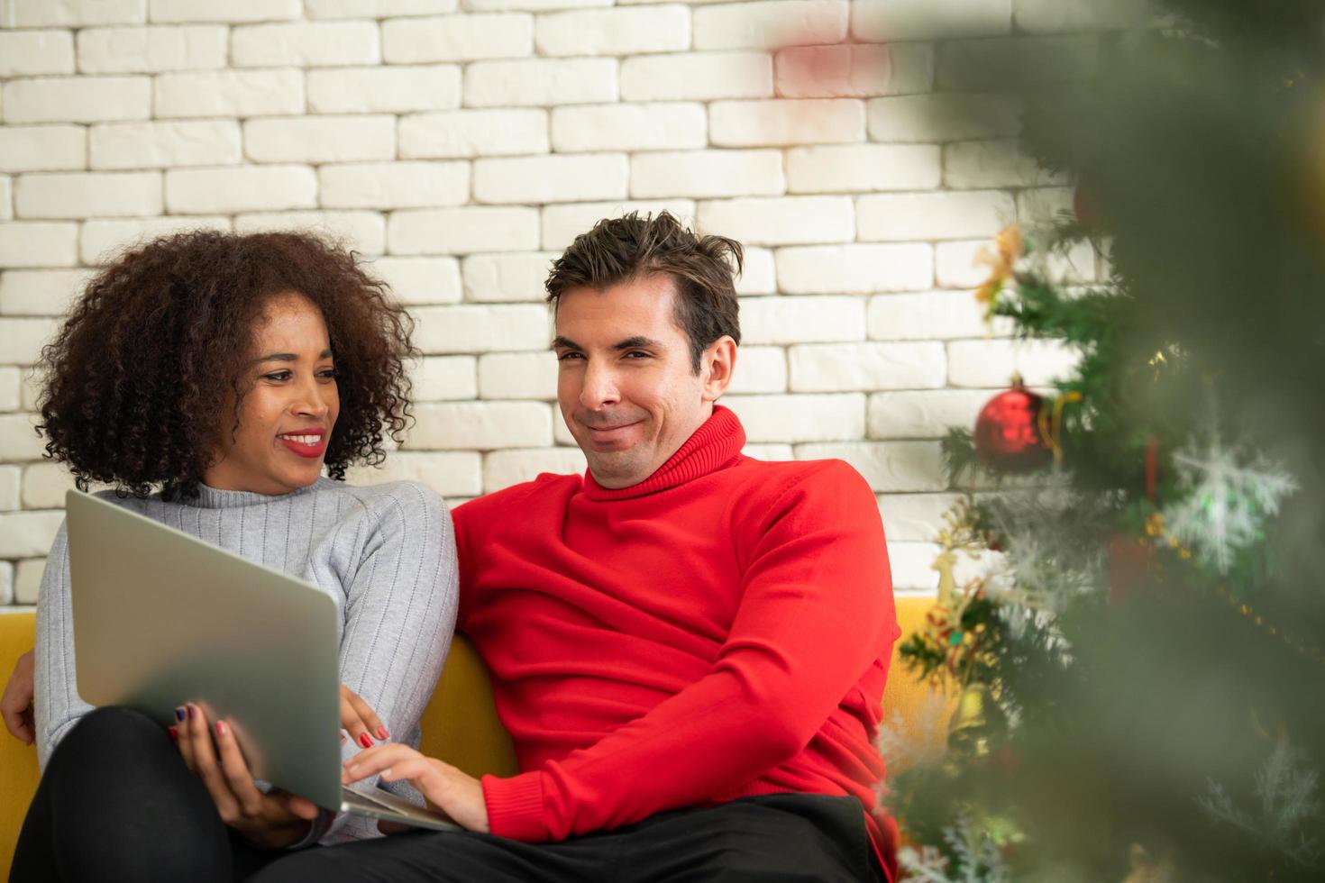 parejas en la sala de estar durante feliz navidad y próspero año nuevo foto