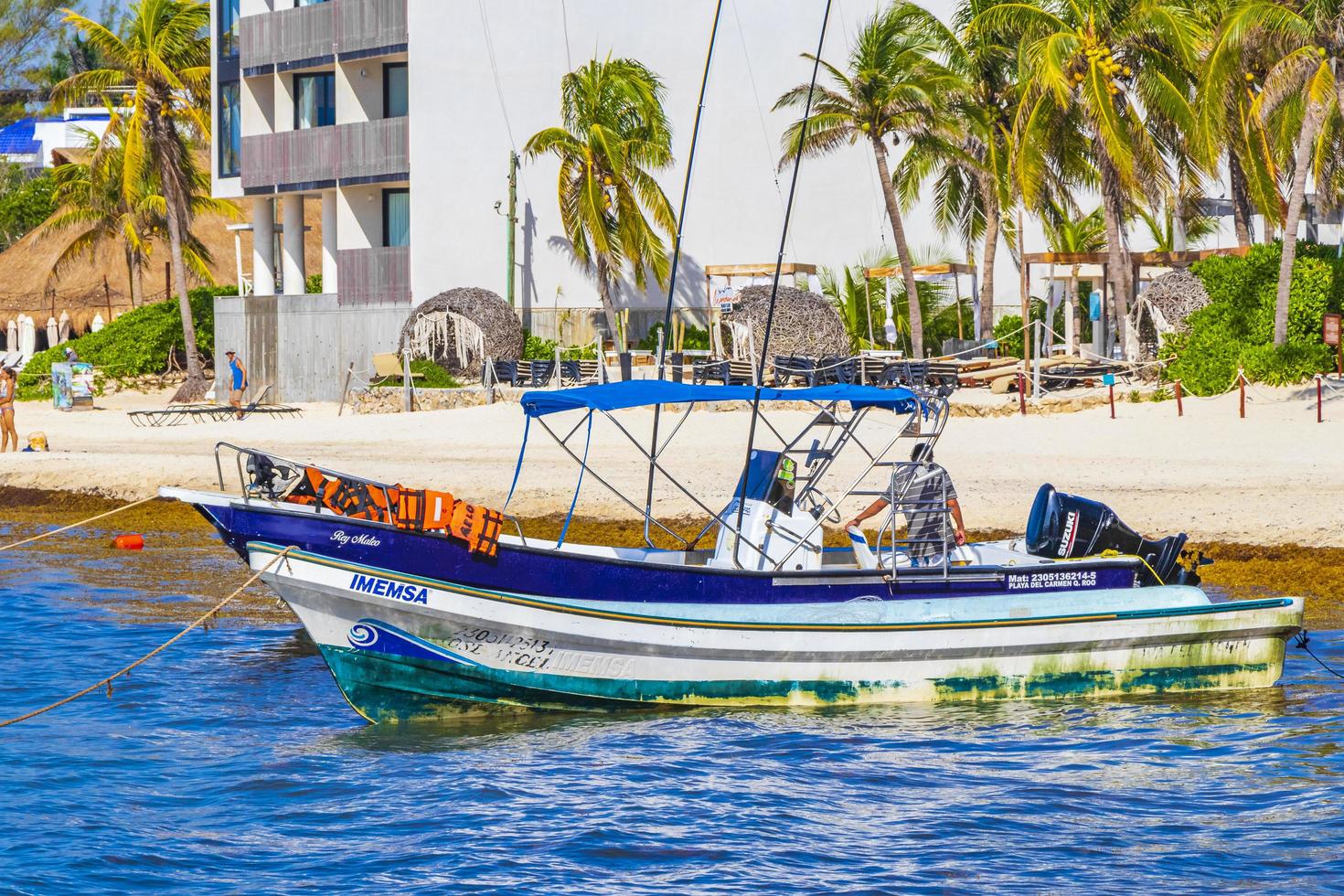 playa del carmen mexico 05. agosto 2021 barcos yates en playa tropical mexicana playa del carmen mexico. foto