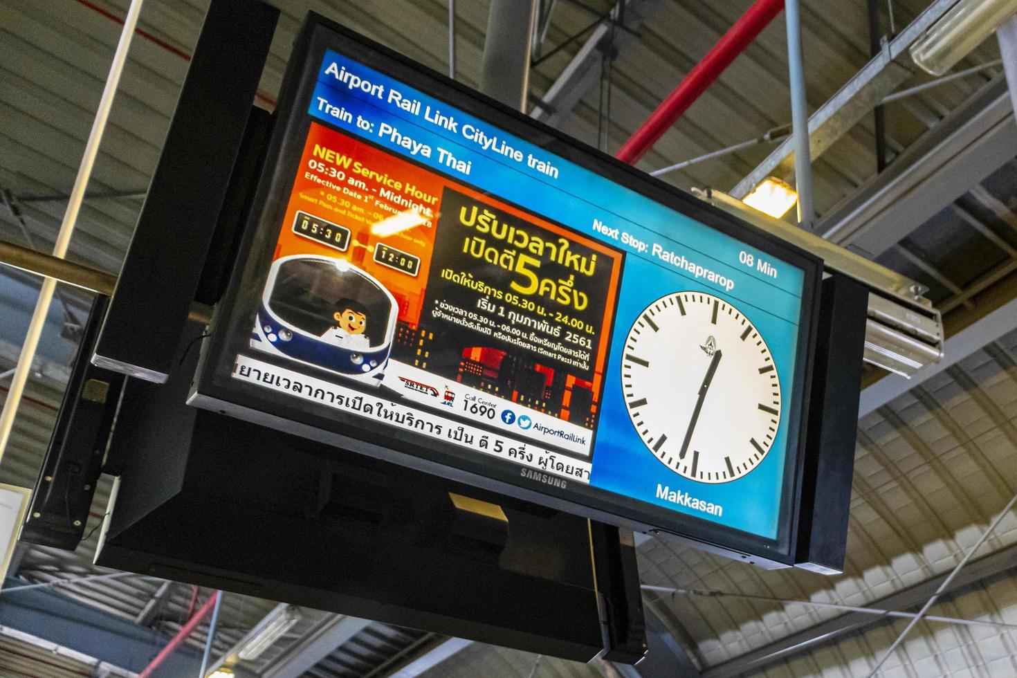 bangkok, tailandia 22 de mayo de 2018, horario de skytrain, estación de makkasan, enlace ferroviario del aeropuerto, bangkok, tailandia. foto