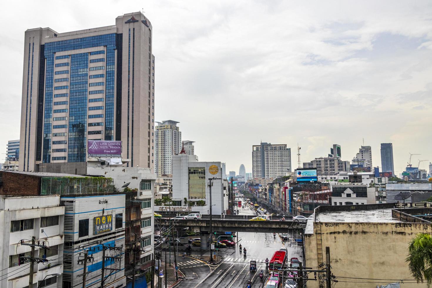 bangkok tailandia 22 de mayo de 2018 paisaje urbano lluvia y tráfico pesado en ratchthewi bangkok tailandia. foto