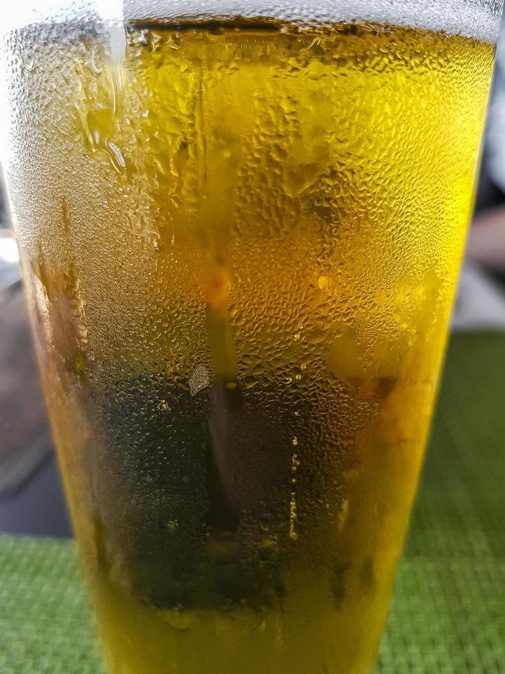 cerveza de barril fría fresca en un bar en ciudad del cabo. foto