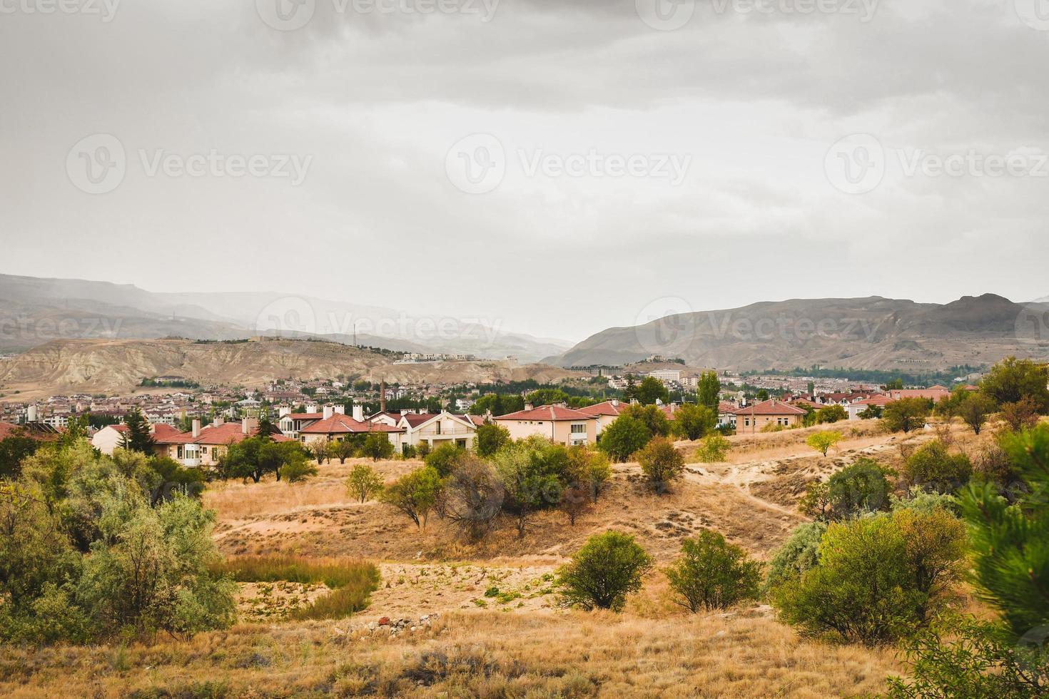 pintorescas casas rurales de capadocia a lo largo de la carretera de goreme con un paisaje escénico. bienes raíces en anatolia central. pavo foto