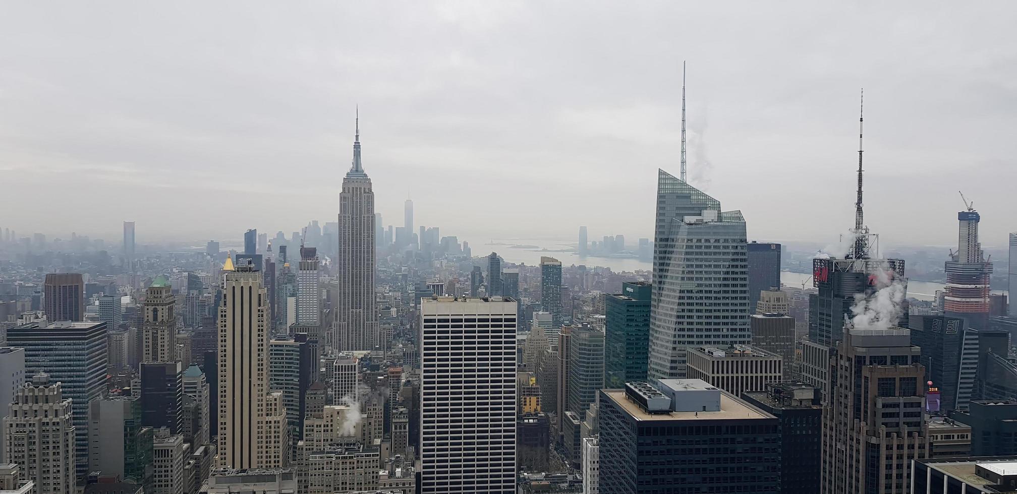 vista panorámica de la nublada ciudad de nueva york foto