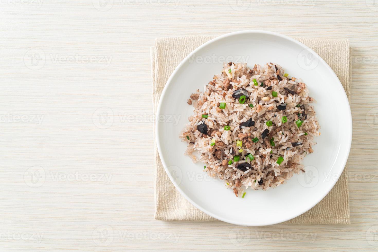 arroz frito con aceitunas chinas y carne de cerdo picada foto
