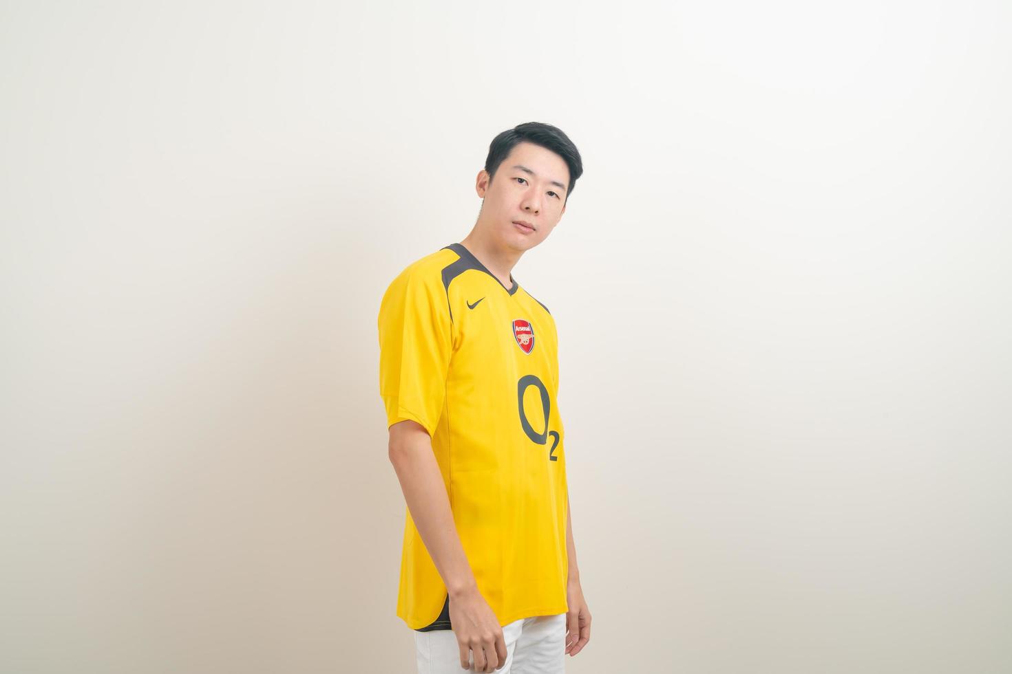 Bangkok, Tailandia - 27 de noviembre de 2021 - joven asiático vistiendo la camiseta del arsenal con fondo blanco. foto