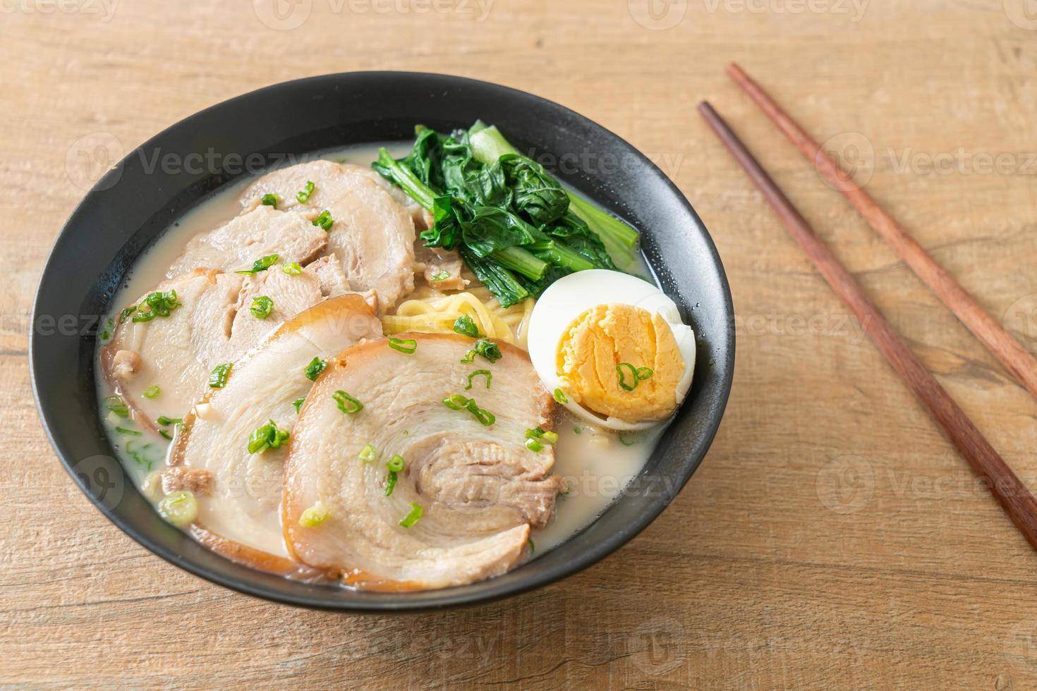 fideos ramen en sopa de huesos de cerdo con cerdo asado y huevo foto