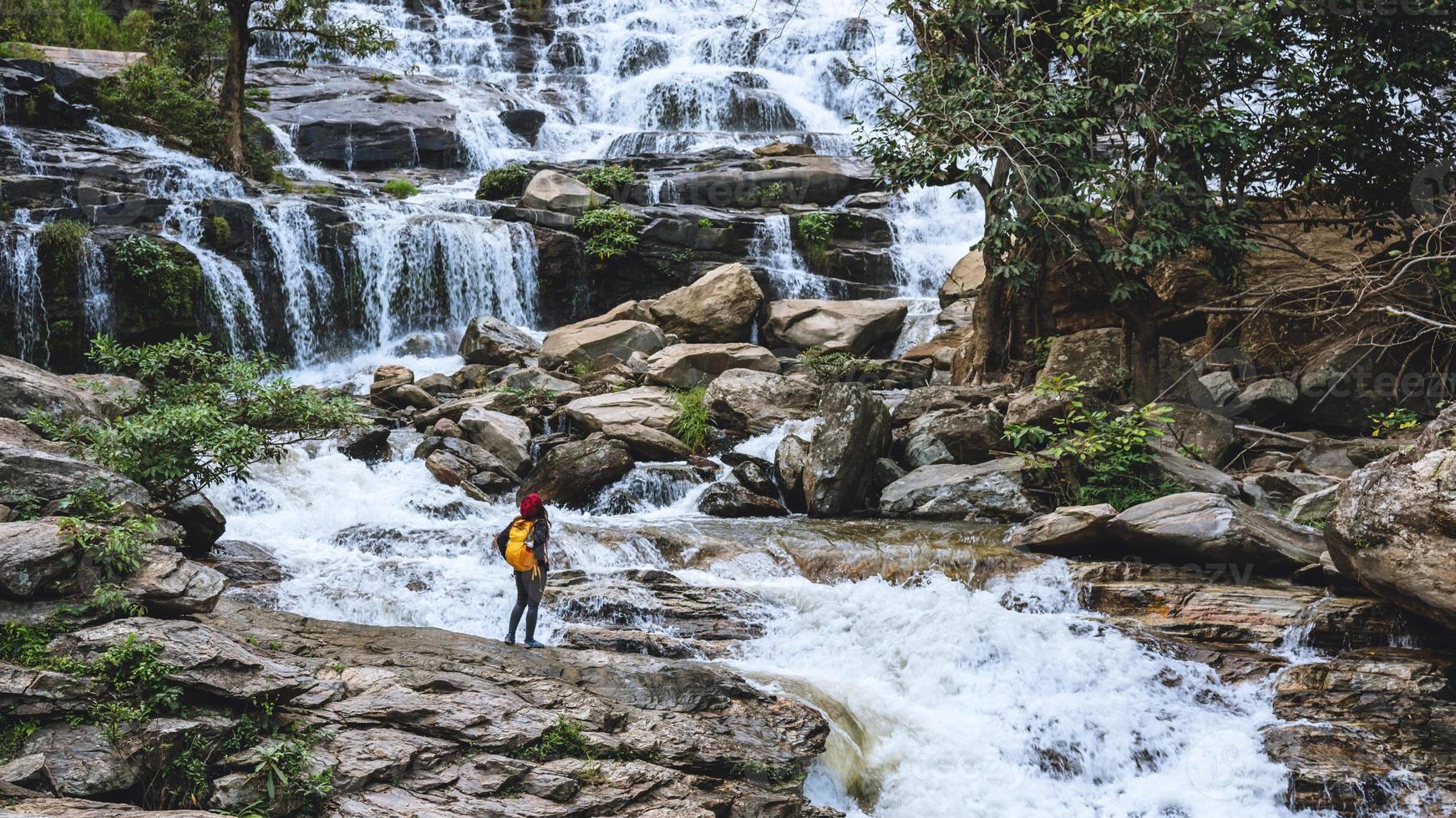 viaje relájese para visitar las cascadas de las parejas. en el invierno. en la cascada mae ya chiangmai. viajar por la naturaleza. verano foto