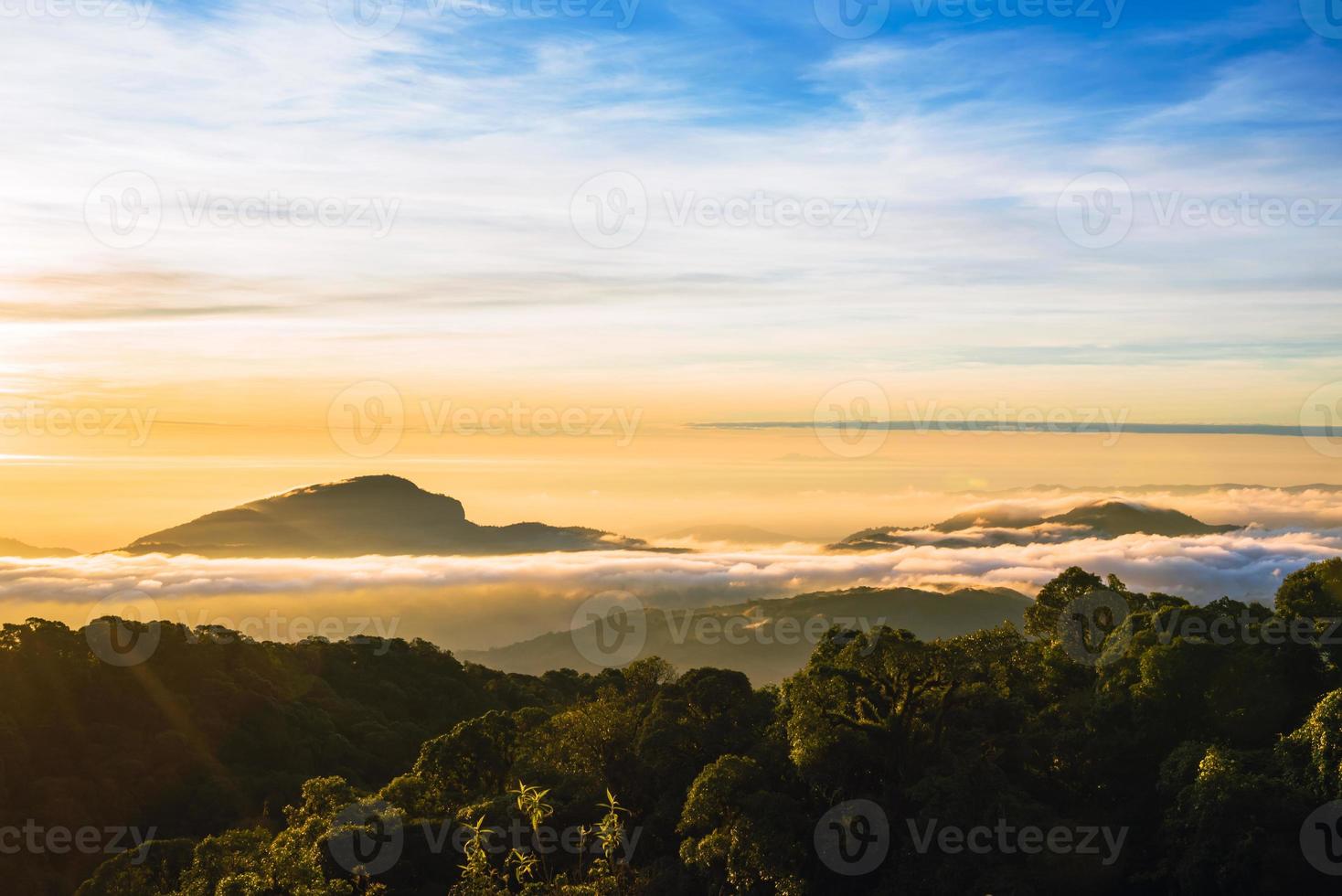 el fondo de la naturaleza con niebla en la montaña. en el tiempo lluvioso en el campo. invierno foto