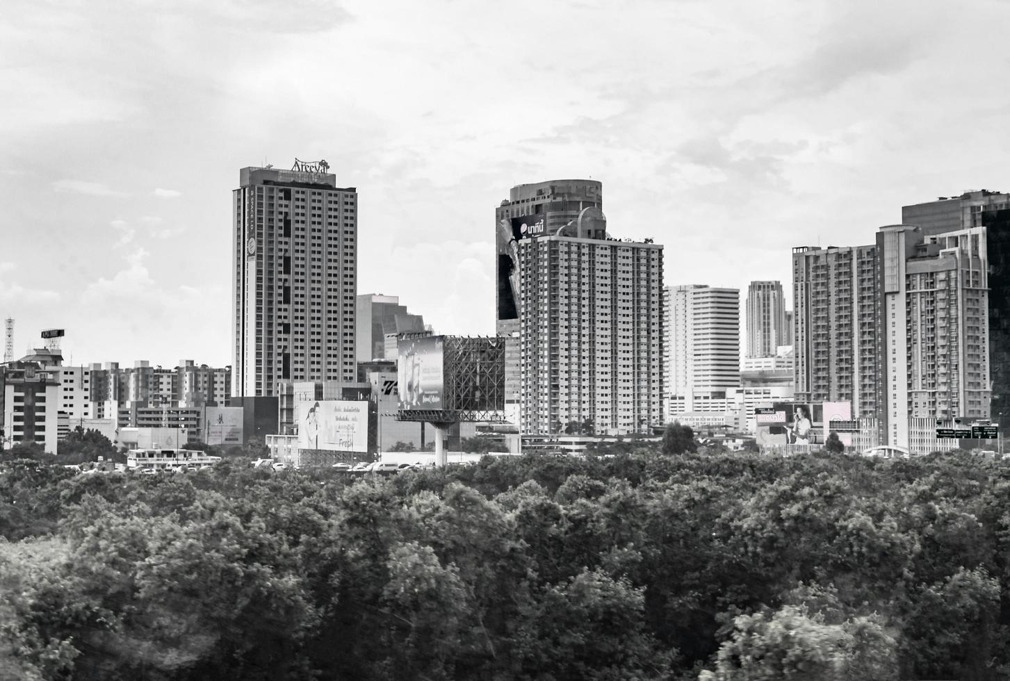 bangkok tailandia 22 de mayo de 2018 bangkok tailandia panorama de la ciudad rascacielos paisaje urbano imagen en blanco y negro. foto