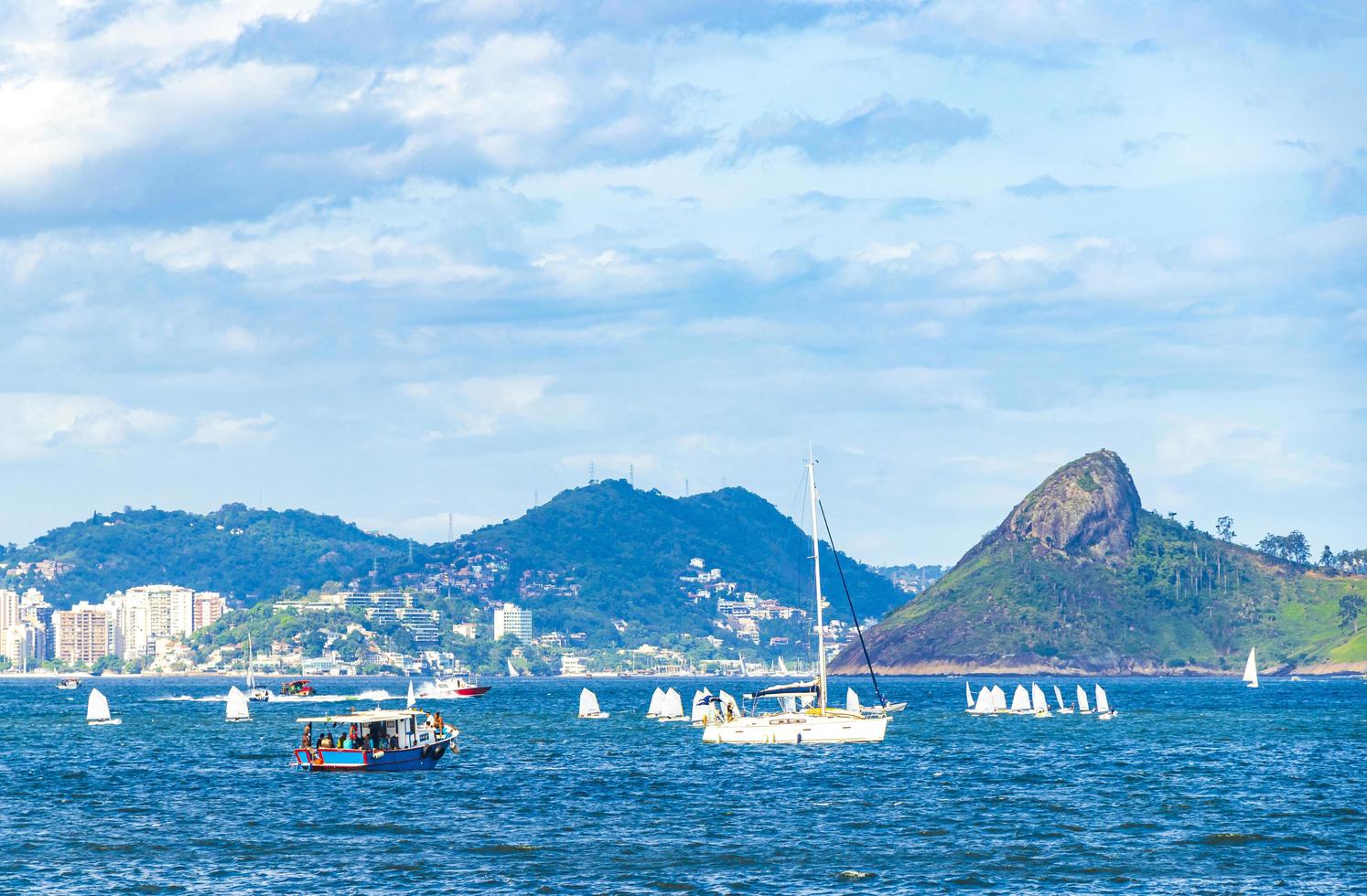 paisaje panorama litoral barcos montañas niteroi rio de janeiro brasil. foto