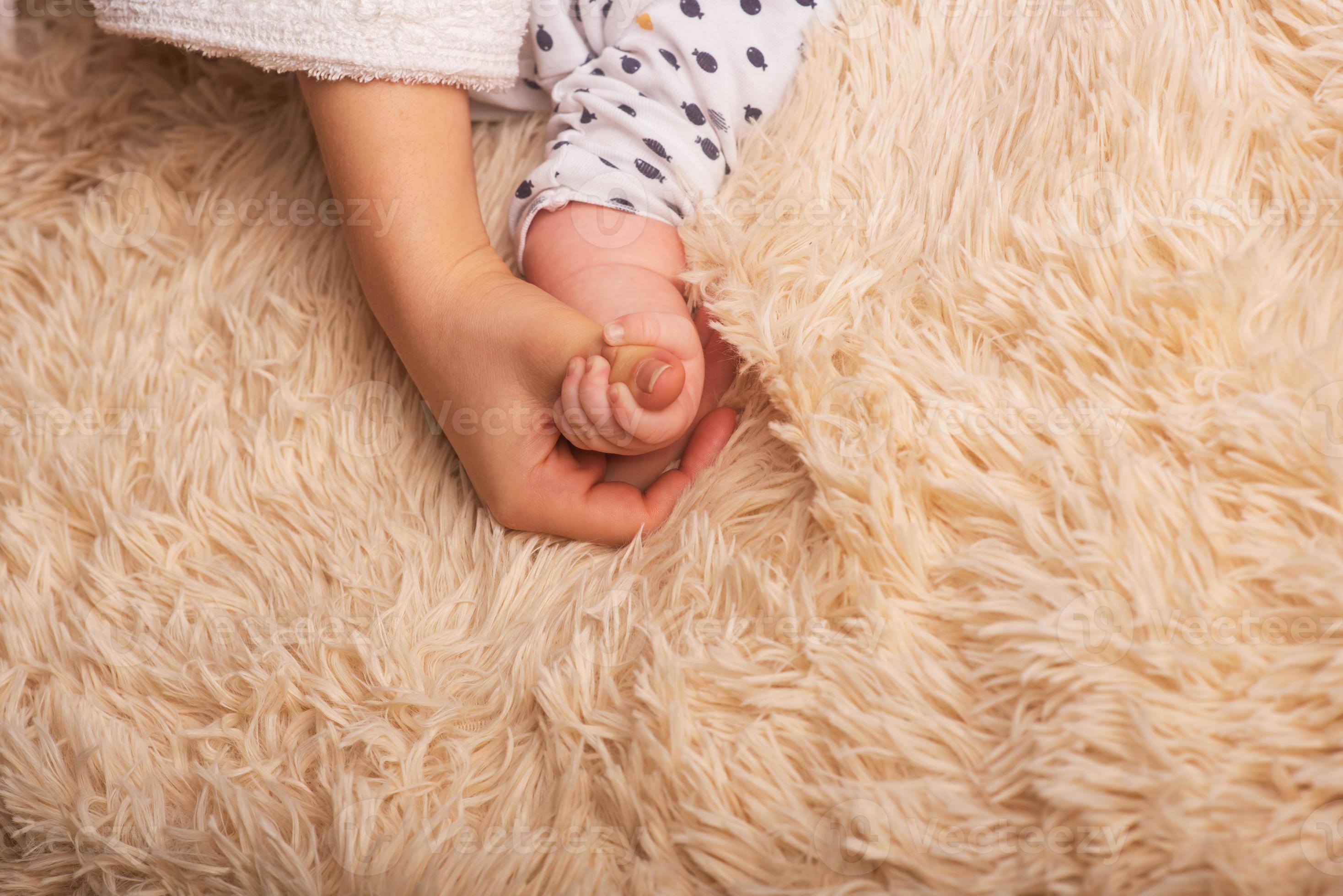 Manos Suaves De Madre Sosteniendo A Su Preciosa Niña Bebé Recién