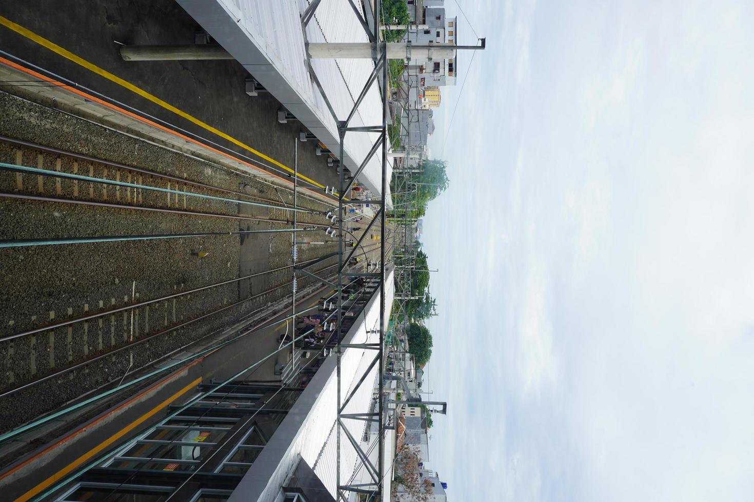 una vista de la estación de la línea de cercanías duri en yakarta. foto