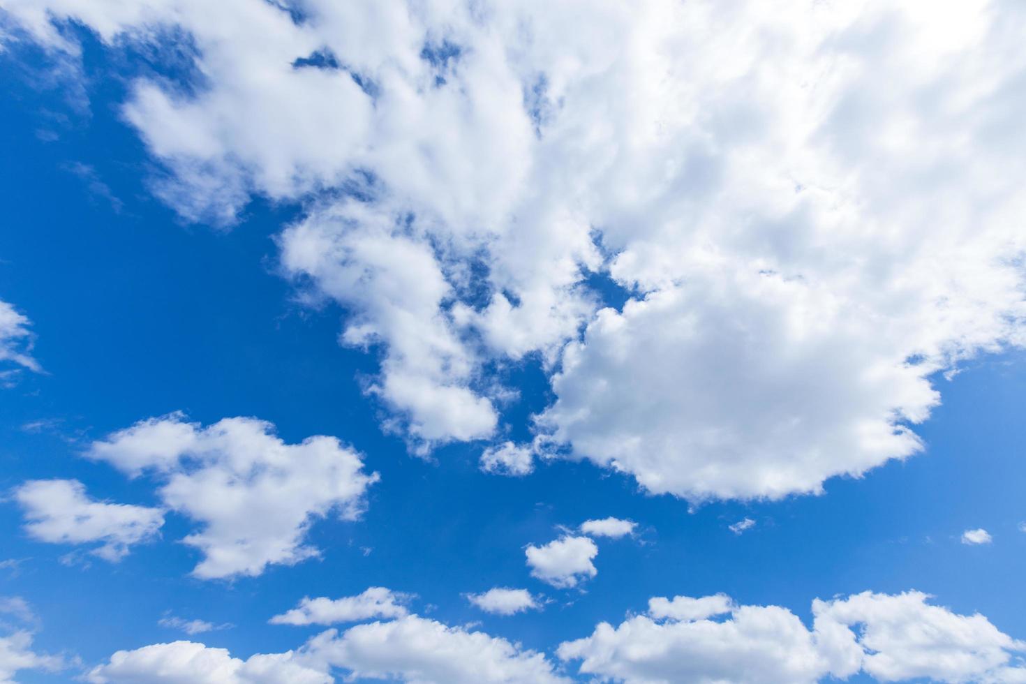 fondo de cielo azul con nubes día soleado foto