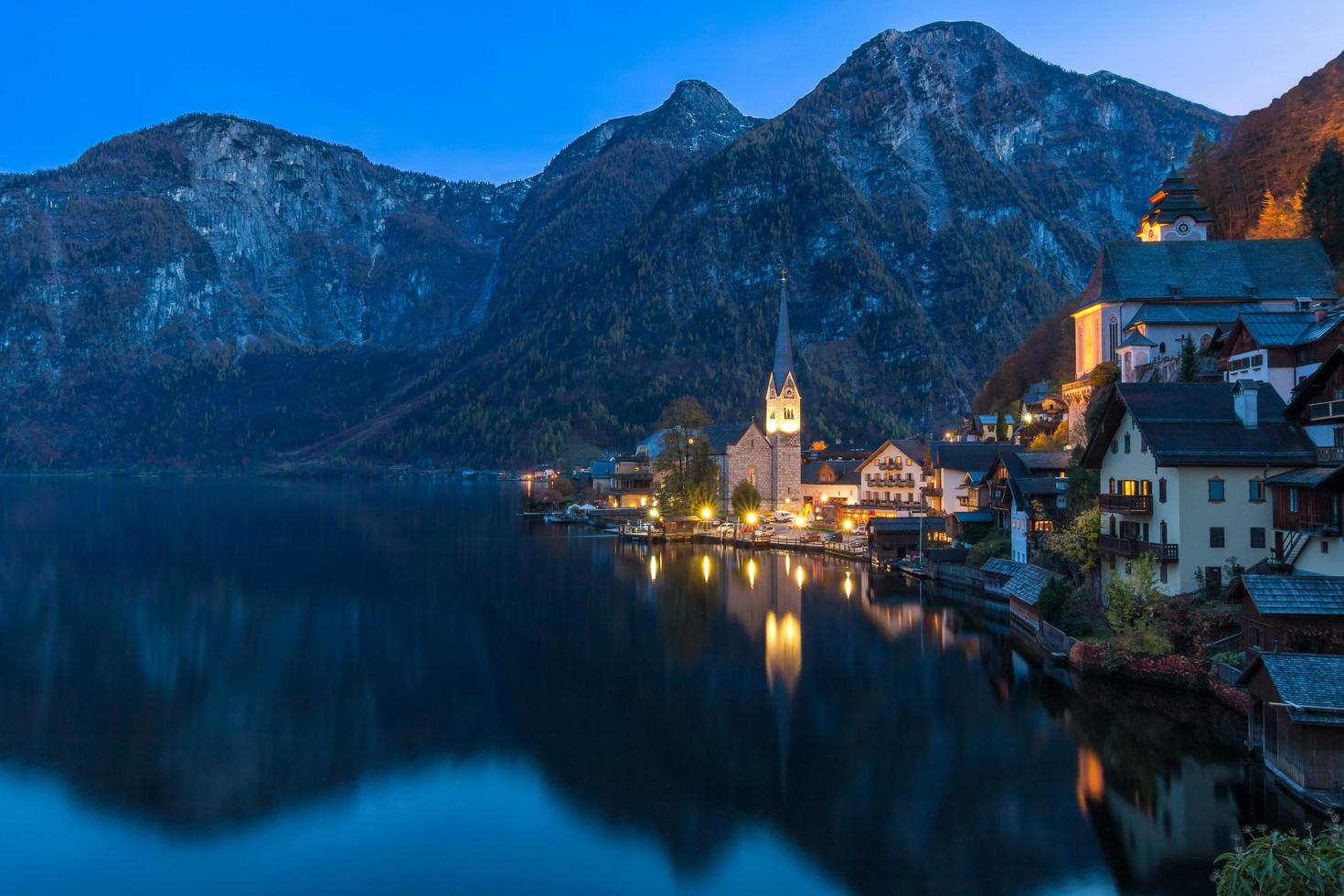 Hallstatt Mountain Village en la noche desde el clásico mirador de postal salzkammergut austria foto