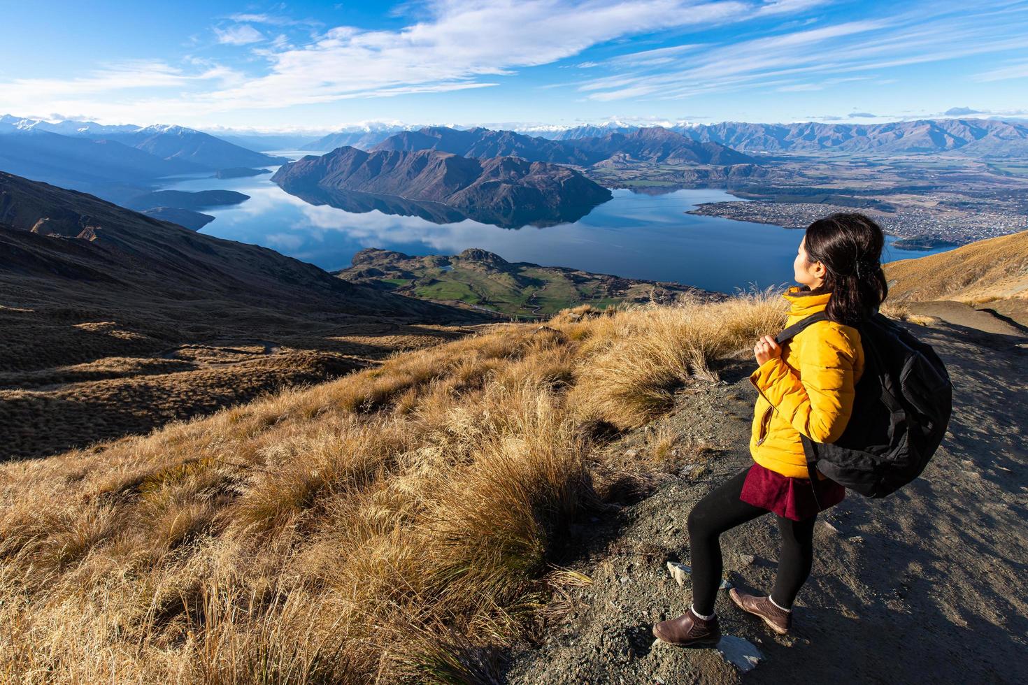 Joven viajero asiático mochila senderismo en roys Peak Track, Wanaka, Isla del Sur, Nueva Zelanda foto