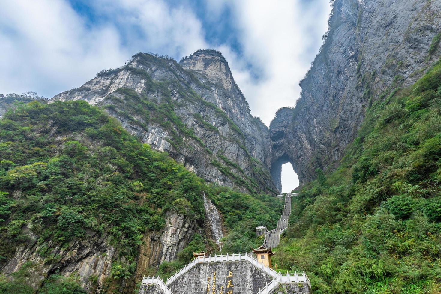 La puerta del cielo del parque nacional de la montaña tianmen con 999 escalones en un día nublado con cielo azul zhangjiajie changsha hunan china foto