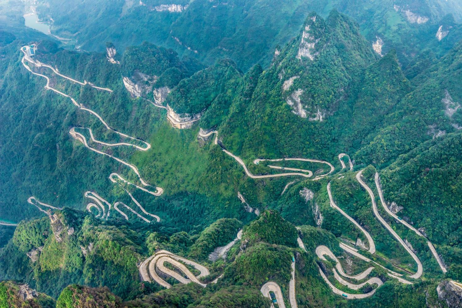 El cielo une la avenida de 99 curvas peligrosas en la sinuosa carretera hacia la puerta del cielo Zhangjiajie Parque Nacional de la Montaña Tianmen Hunan China foto