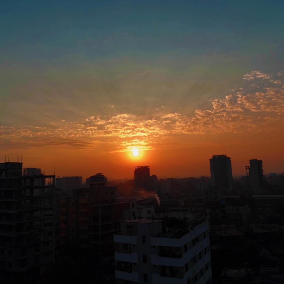 localidad industrial atardecer del horizonte de la ciudad de bangladesh foto