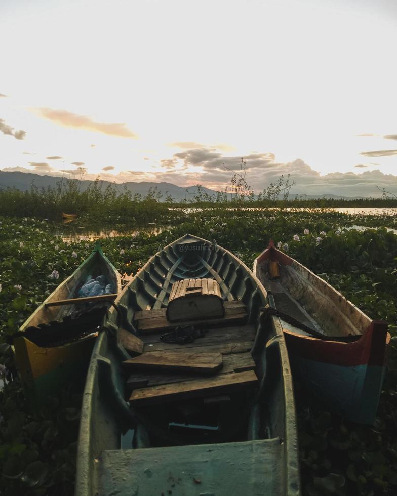 un barco de pesca tradicional anclado en la orilla del lago limboto, gorontalo. foto