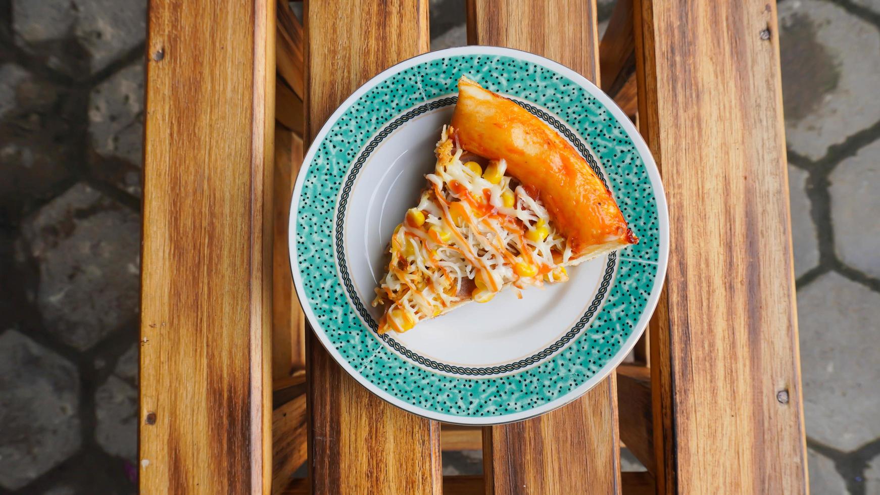 slices of pizza bread on a small plate photo