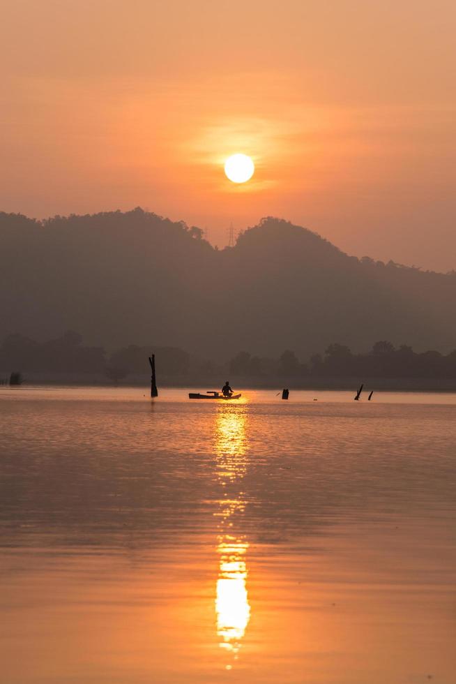 como telón de fondo, pasarela de madera, iluminación, lago. foto