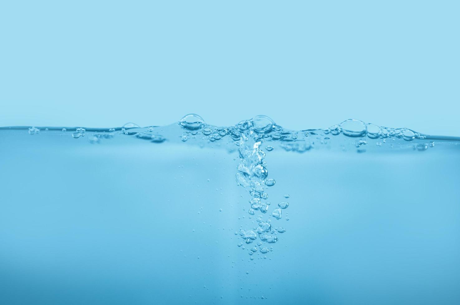 salpicaduras de agua con burbujas de aire foto