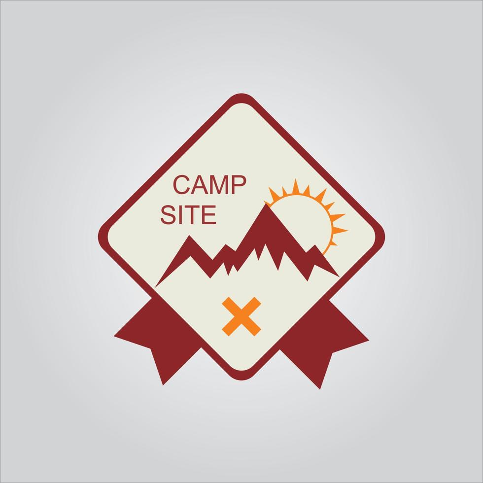 logotipo de camping y aventura en el bosque de montaña vector