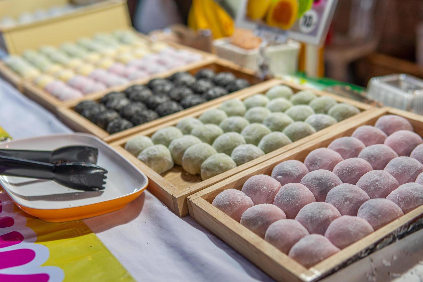 Dulces de tapioca mochi para la venta en pai, Tailandia foto