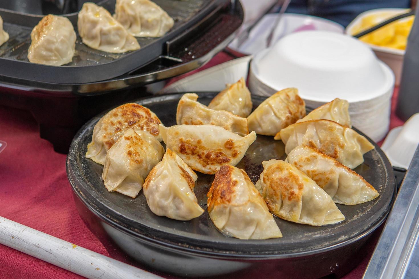 bolas de masa hervida para la venta en las calles de chiang mai foto