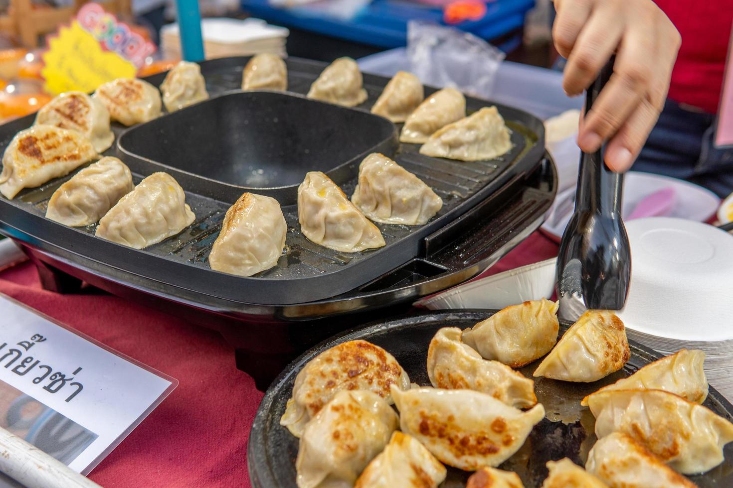 bolas de masa hervida para la venta en las calles de chiang mai foto