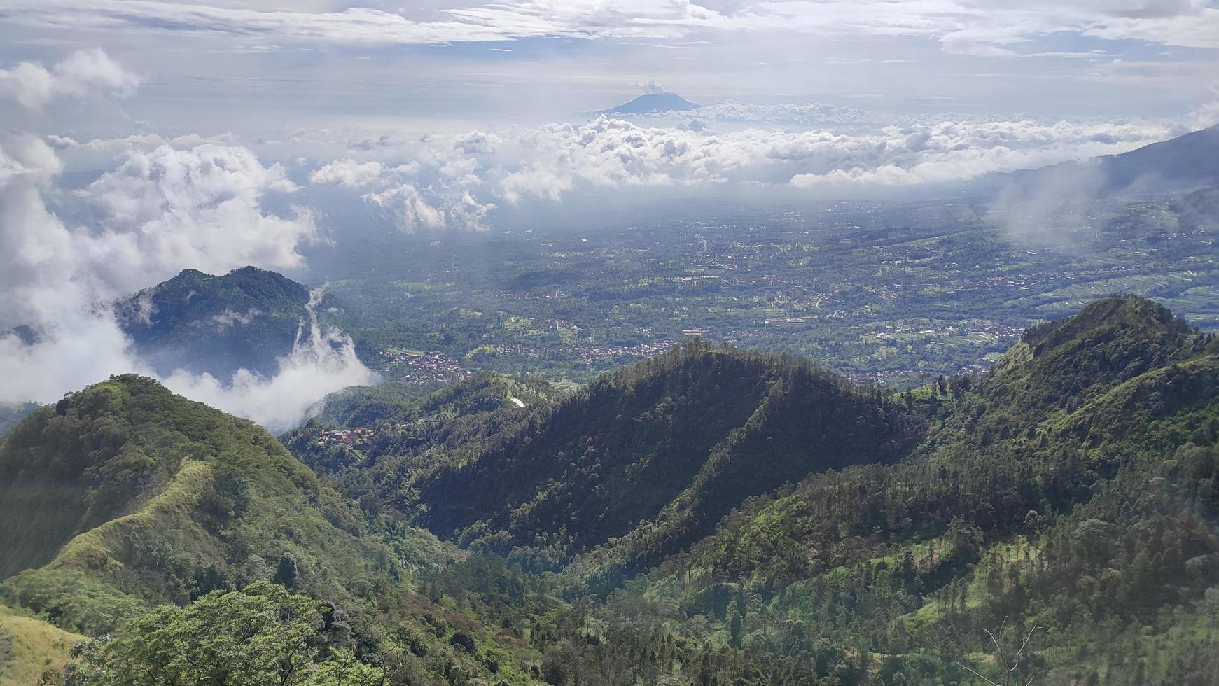 hermoso paisaje de montaña y cielo azul. las montañas en un día soleado. foto