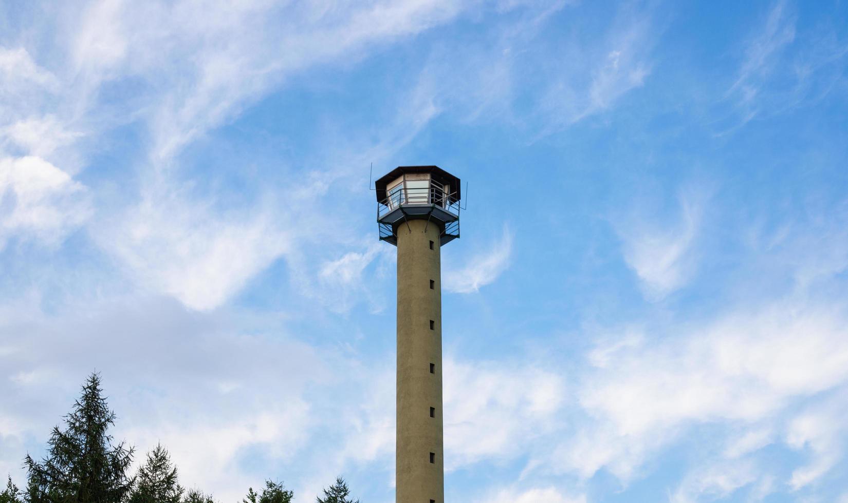 torre de observación contra el cielo. foto