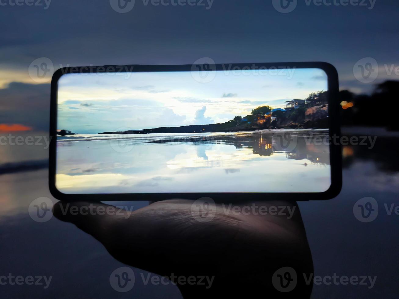 Tomando dos fotografías de la hermosa playa de Bira, Sulawesi, Indonesia foto